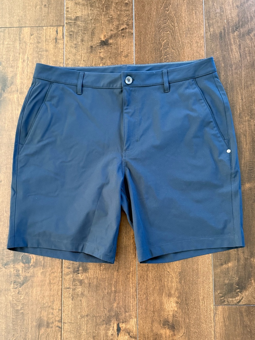 Mens Vuori Shorts NWOT size 36